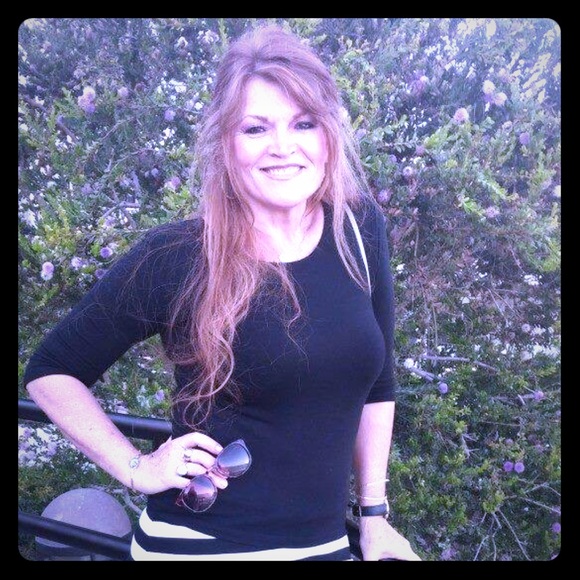 Meet your Posher, Reneé 🧜🏻‍♀️ good Juju everyday - Picture 3 of 3